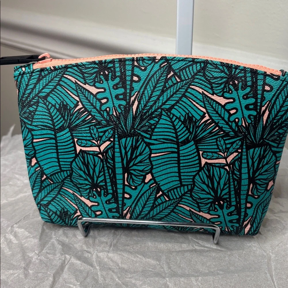 🔥HELLO KITTY LIP-CARE: LIPGLOSS, LIP BALM BUNDLE - Picture 8 of 12